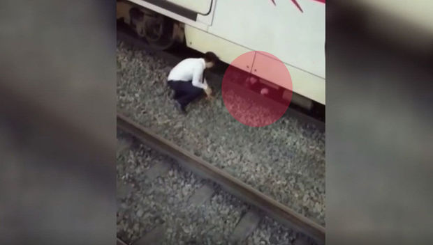 Relslərin üzərinə uzanıb intihar etmək istədi, amma… - VİDEO