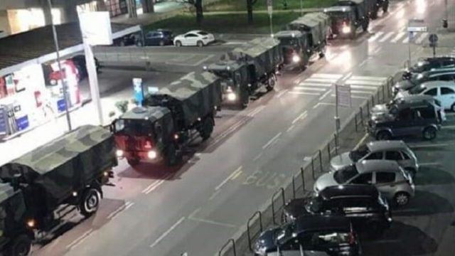 Cəsədlərlə dolu hərbi maşınlar ard-arda düzülüb: Dünyanı dəhşətə gətirən görüntülər