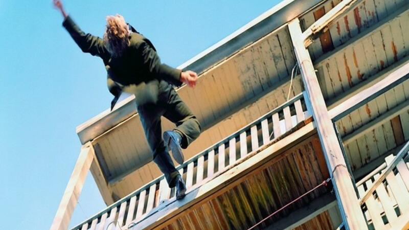 Bakıda üç qadın kişini döyüb ikinci mərtəbədən atdı