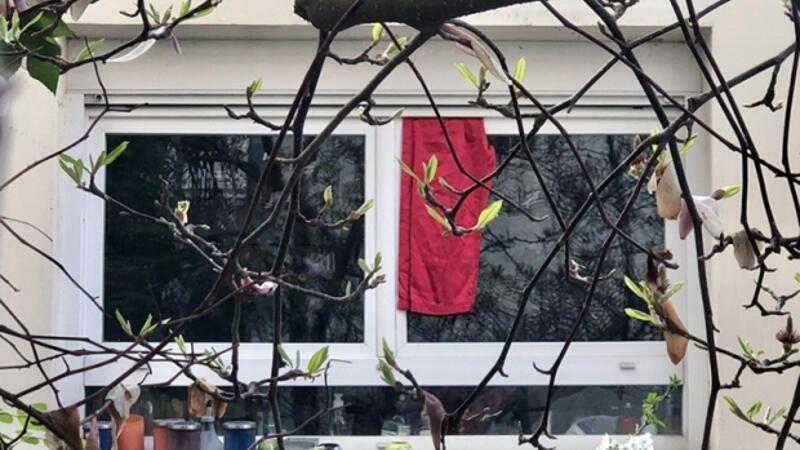 Minlərlə insan pəncərəsindən QIRMIZI PARÇA asdı - Avropa ölkəsində qorxulu mənzərə