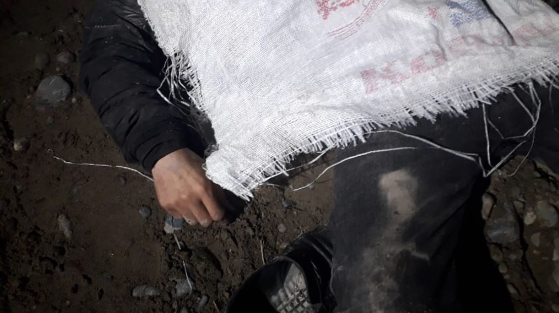 Azərbaycanda dəhşətli hadisə: Meyit yolun ortsında qaldı (18+VİDEO)