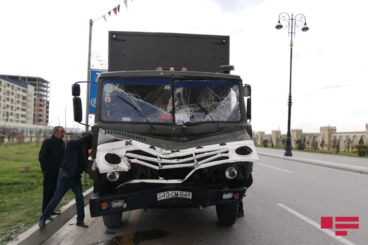 Sumqayıtda mikroavtobus \\\"KamAZ\\\"-a çırpılıb, 6 nəfər xəsarət alıb - FOTO