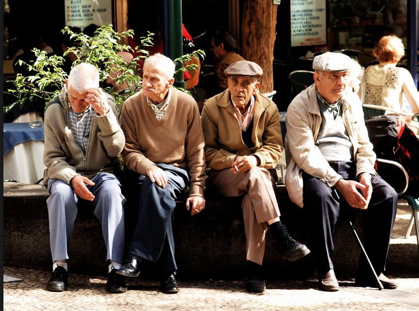 Azərbaycanda 65 yaşdan yuxarı insanlara evdən çıxmaq qadağan edildi