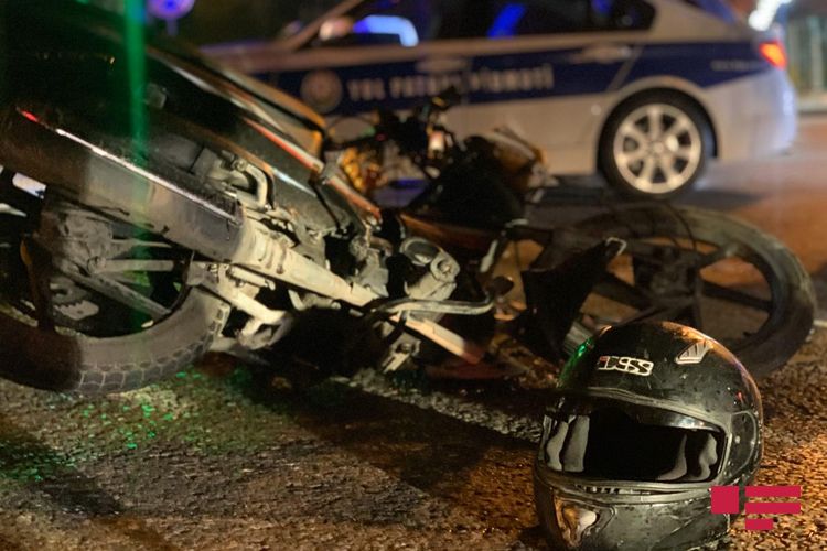 Bakıda motosiklet avtomobilə çırpılıb