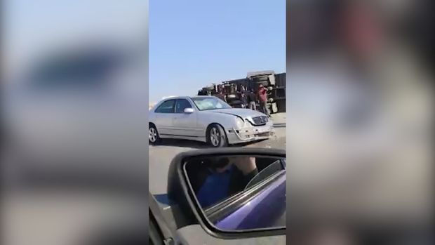 Bakıda ağır yol qəzası: Yük maşını aşdı, xəsarət alan var - VİDEO