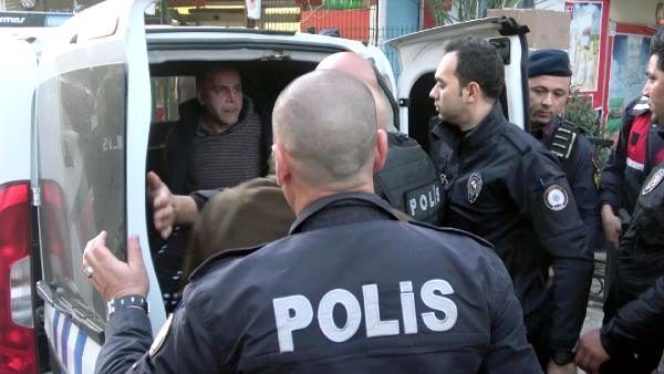Birlikdə yaşadığı qadını girov götürən şəxs “koronavirusam” deyib polisə tüpürdü - VİDEO