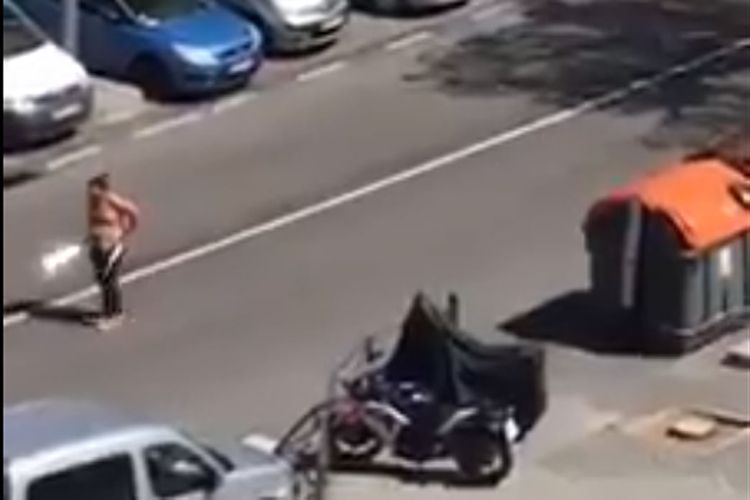 Koronovirusa yoluxan şəxs xəstəxanadan qaçdı: Əli silahlı polislərə hücum çəkdi +VİDEO
