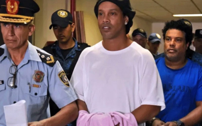 Ronaldinyo həbsxanadan çıxdı