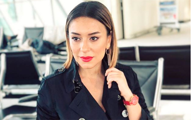 Tünzalə Ağayeva canlı yayımda yıxıldı - Şok kadrlar