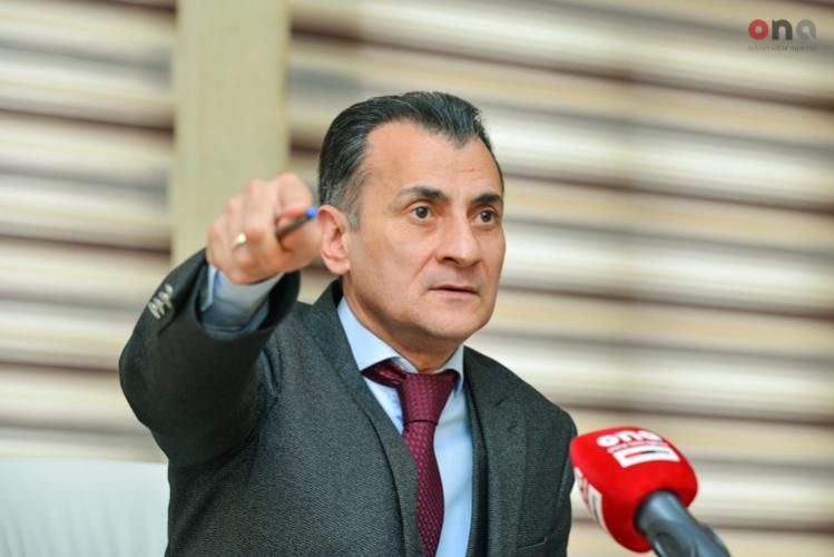 Mirşahin: \\\"Axı küçədə sən işləmirsən, tum çırtlayırsan...\\\" — \\\"Dövlət sənə niyə pul verməlidir?!\\\" (VİDEO)