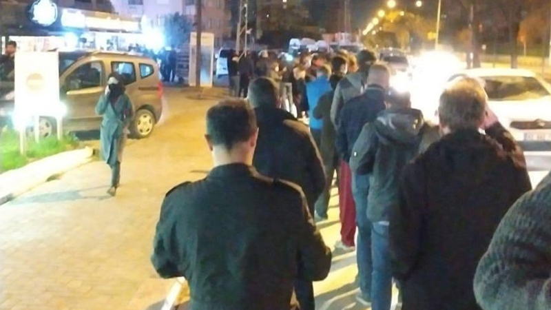 Türkiyədə evdən çıxmaq qadağasının tətbiqi ilə əhali küçələrə axışdı — VİDEO
