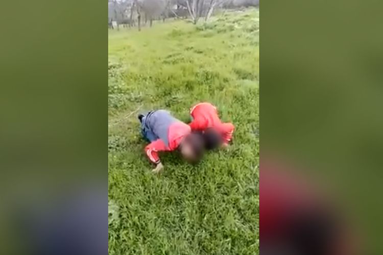Övladını \\\"otlamağa\\\" məcbur edərək videoya çəkən ata həbs edilib - RƏSMİ