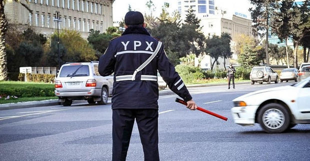Xidmətdə olan polisi maşınla vurub keçdi -  Hacıqabul postunda insident