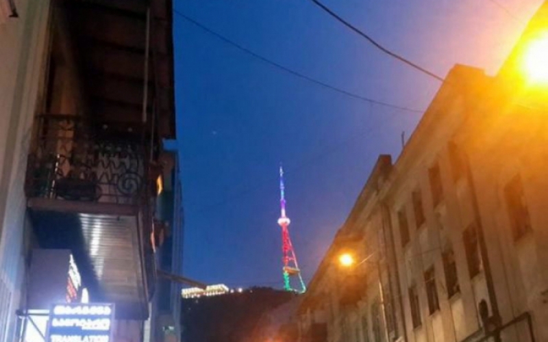 Tbilisidəki teleqüllə Azərbaycan bayrağına büründü
