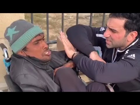 Kamildən insanlıq! Yolda dayanan  fikizi  qüsulu  gənci  belə  sevindirdi