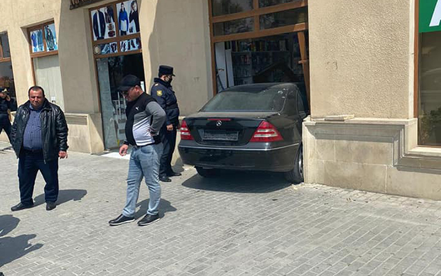 Bakıda maşın aptekə girdi — FOTO