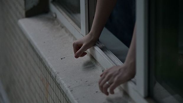 Bakıda qadın özünü 7-ci mərtəbədən yerə atıb