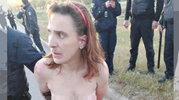 Dəhşətli hadisə: Əlində qızının kəsilmiş başı ilə çılpaq halda tutuldu – VİDEO 18+