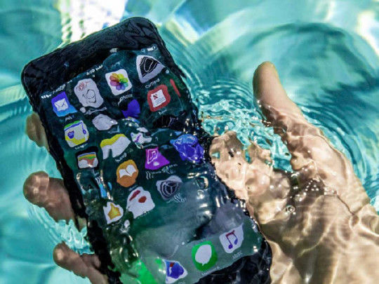Suya düşən smartfon gənc qızın ölümünə səbəb oldu