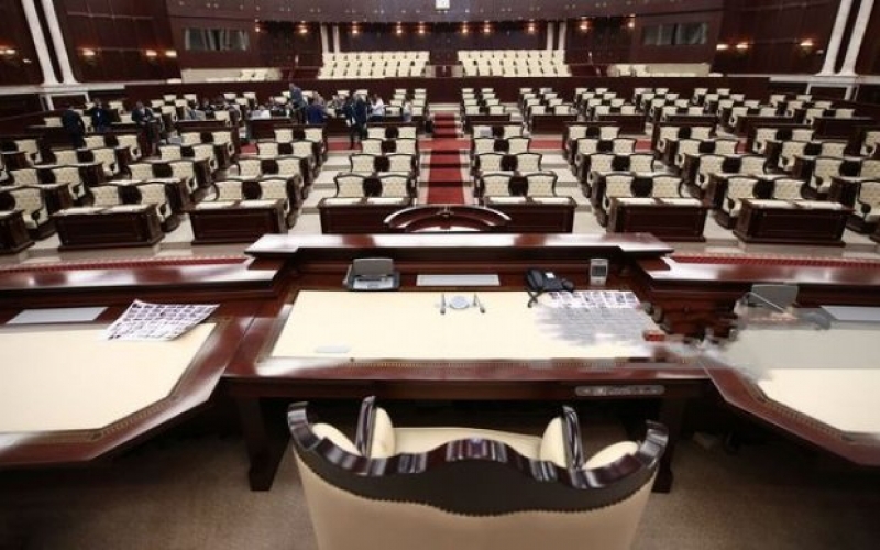 Milli Məclisdə kütləvi ixtisar: 80 nəfər işini itirdi