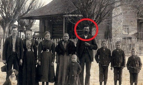 Bax, buna görə, evdə ölmüş insanların şəklini saxlamaq olmaz