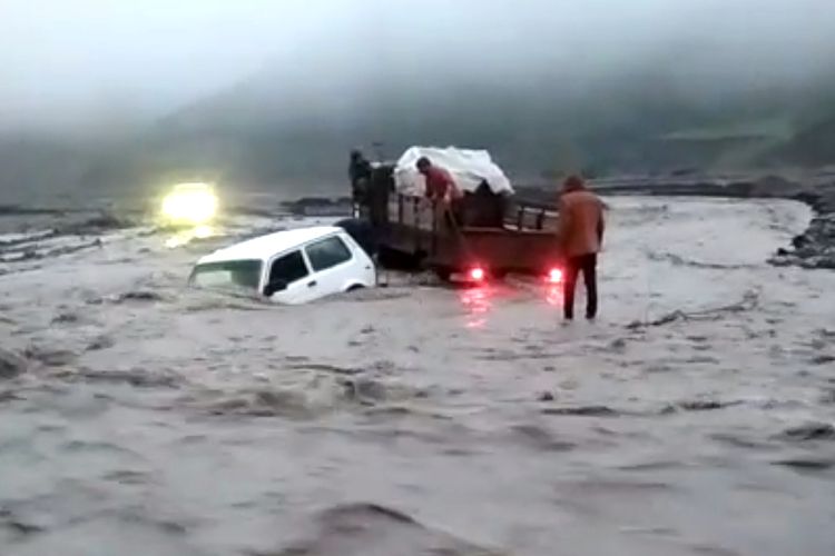 Azərbaycanda DƏHŞƏT: sel 2 avtomobili apardı, insanlar suyun ortasında qaldı  - VİDEO