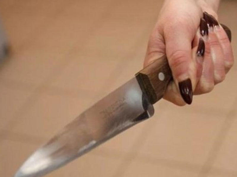 Bakıda qadın oğlunu bölməyə aparan polisi bıçaqla yaraladı