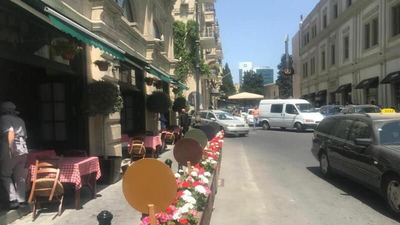 Bakıda yolun hərəkət hissəsinə qoyulmuş masa götürüldü