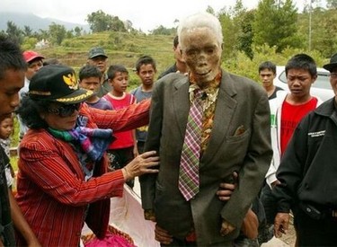 Ölülərini dəfn etməyib uzun zaman yanlarında saxlayan xalq - FOTO