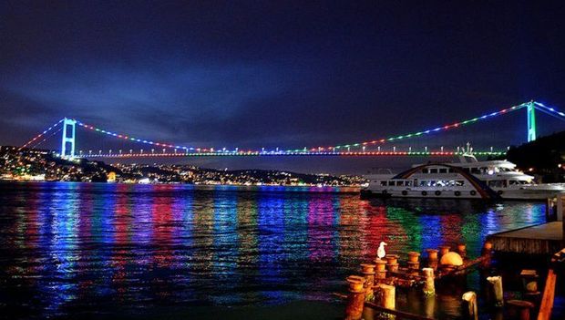 İstanbulun rəmzləri Azərbaycan bayrağının rəngləri ilə işıqlandırılır - FOTO