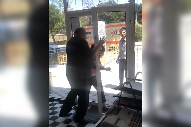 Mağazada qadını döyərək xəsarət yetirən şəxs tutuldu - DƏHŞƏTLİ VİDEO