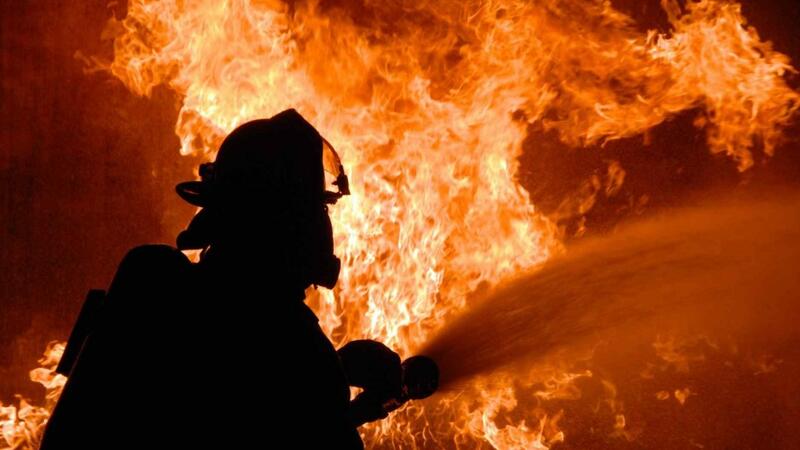 Kürdəmirdə üçotaqlı ev yanıb külə döndü