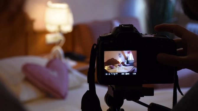 Azərbaycanda qız dayısıoğlu ilə həyətdə intim əlaqədə olarkən tutuldu  - 18+VİDEO