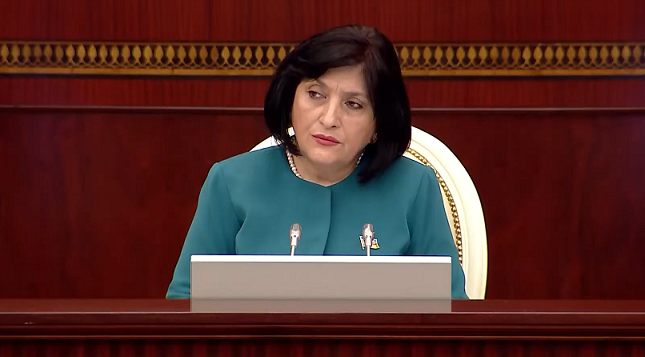 Spikerdən deputatlara irad: “Yuxarıda əyləşənlər telefondan başını qaldırmır”