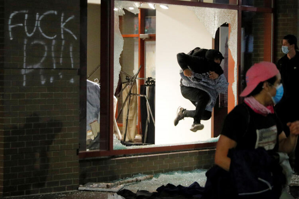 SON DƏQİQƏ: Tramp yeraltı sığınacağa qaçdı - Ölü və yaralılar var 