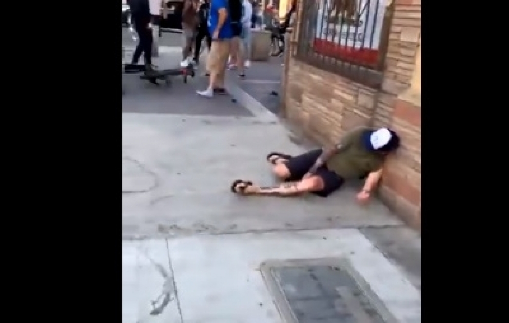 Etirazçılara \\\"neqr\\\" dedi, nokauta göndərildi +VİDEO