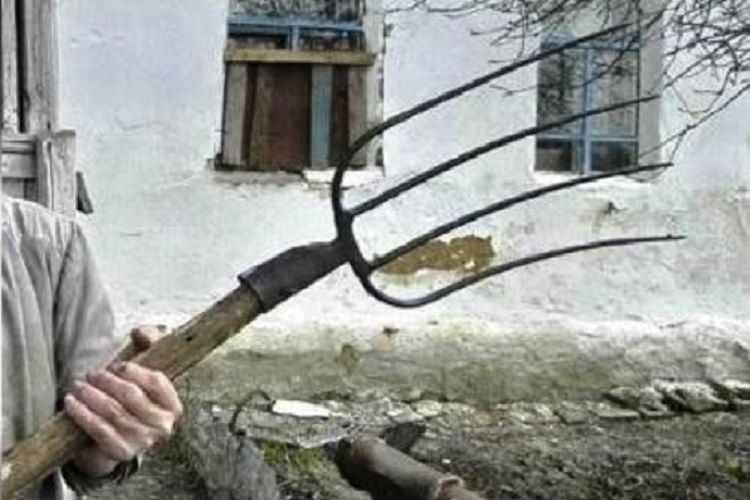 Azərbaycanda koronavirusa yoluxmuş ailə həkimlərə yaba ilə hücum etdi