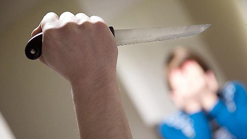 Keçmiş arvadını öz evində bıçaqladı