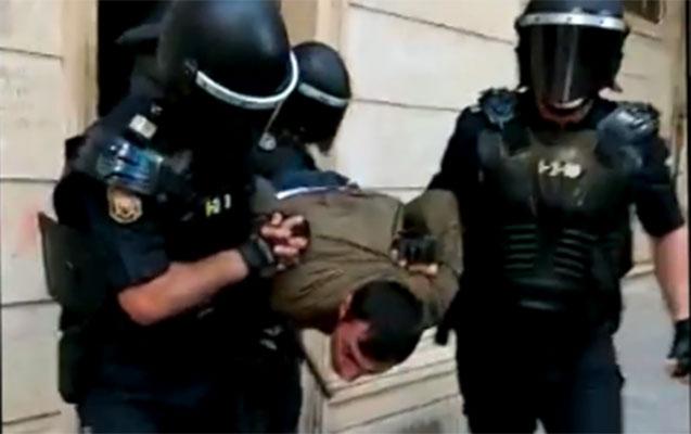 Yasamalda polisə zibil atan 11 nəfər həbs olunub  -  RƏSMİ