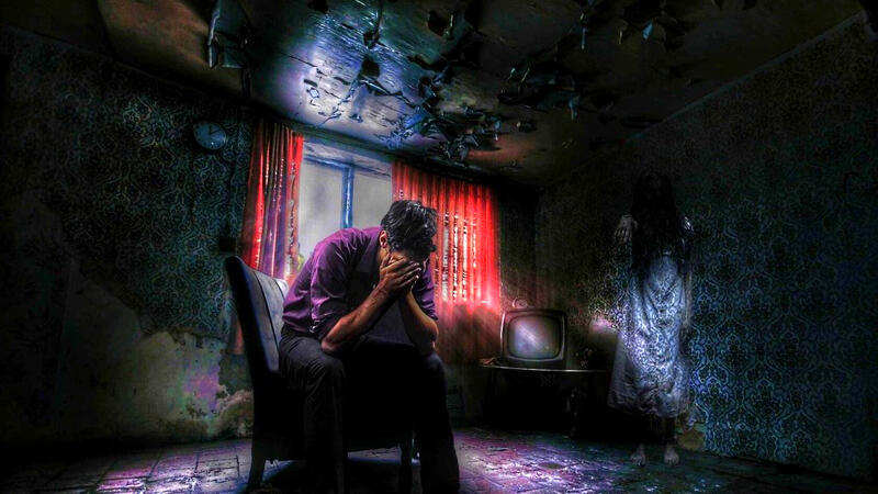 QORXULU OLAY: Ruh ev sahibinə zərbə endirir, içməyə vadar edir