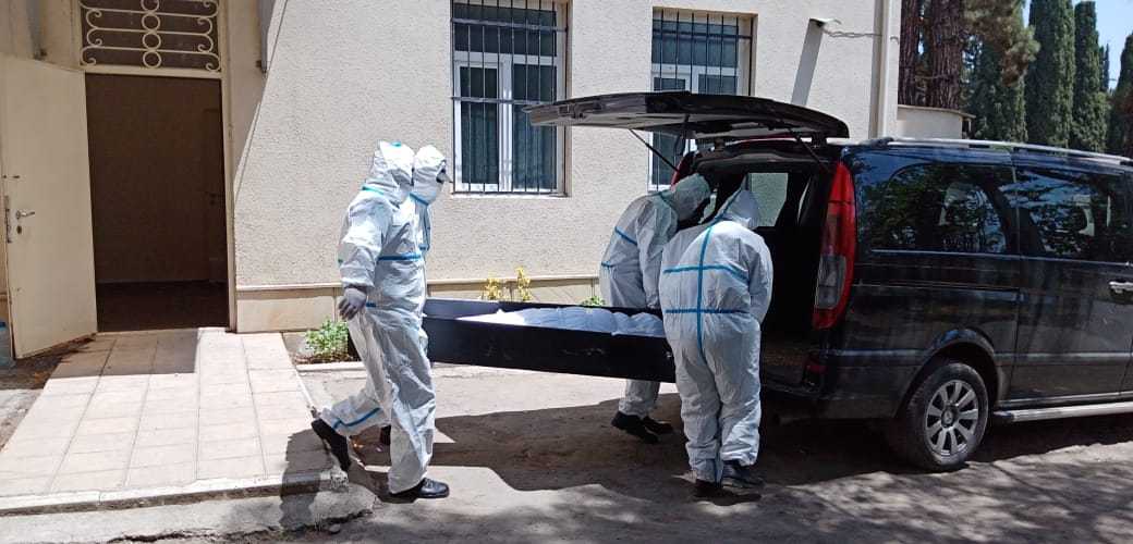 Azərbaycanda koronavirusdan ölən xəstəni polis dəfn etdi  - FOTOLAR