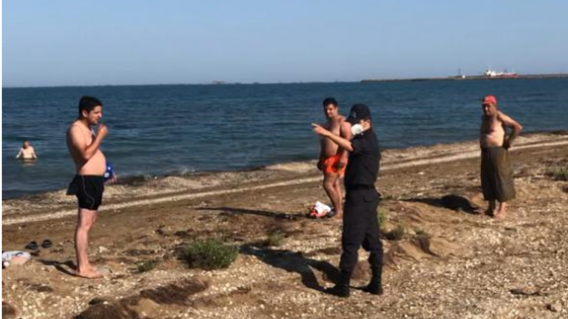 Karantini pozub çimərliyə getdilər, polis cəzalandırdı - FOTO