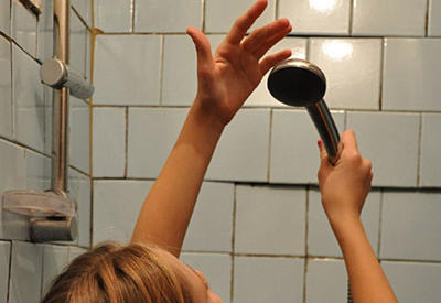 Əmisi arvadı ilə 10 il gizli eşq yaşayan gənc oğlan onunla hamamda görüşdü və... - Azərbaycanda DƏHŞƏT