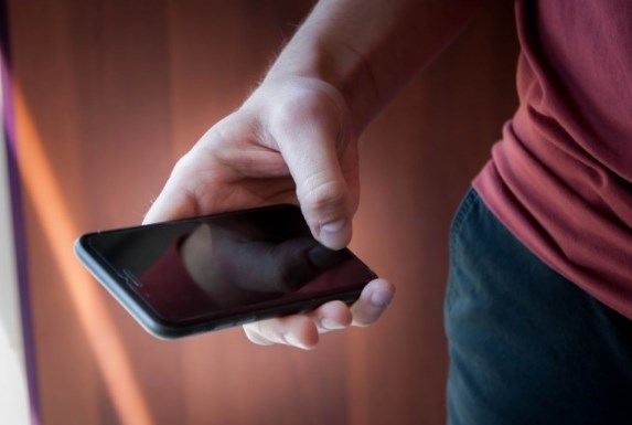Küçədə gəzərkən telefonla danışmaq qadağan olundu