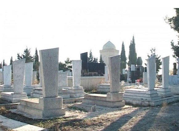 Niyə dəfndən sonra məzarın üzərinə su tökürlər? -CAVAB inanılmaz