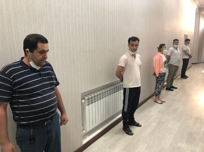 Bakıda şok anlar: Polis səs gələn bağa girdi,görün nə edirlər +VİDEO