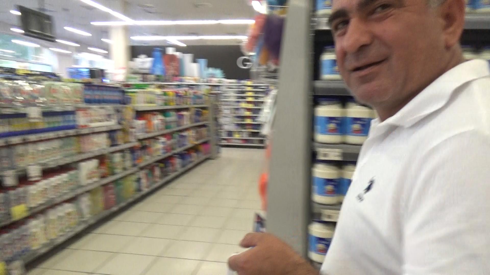 DİQQƏT! Polis marketdə sizi gizli belə çəkir  -  VİDEO!
