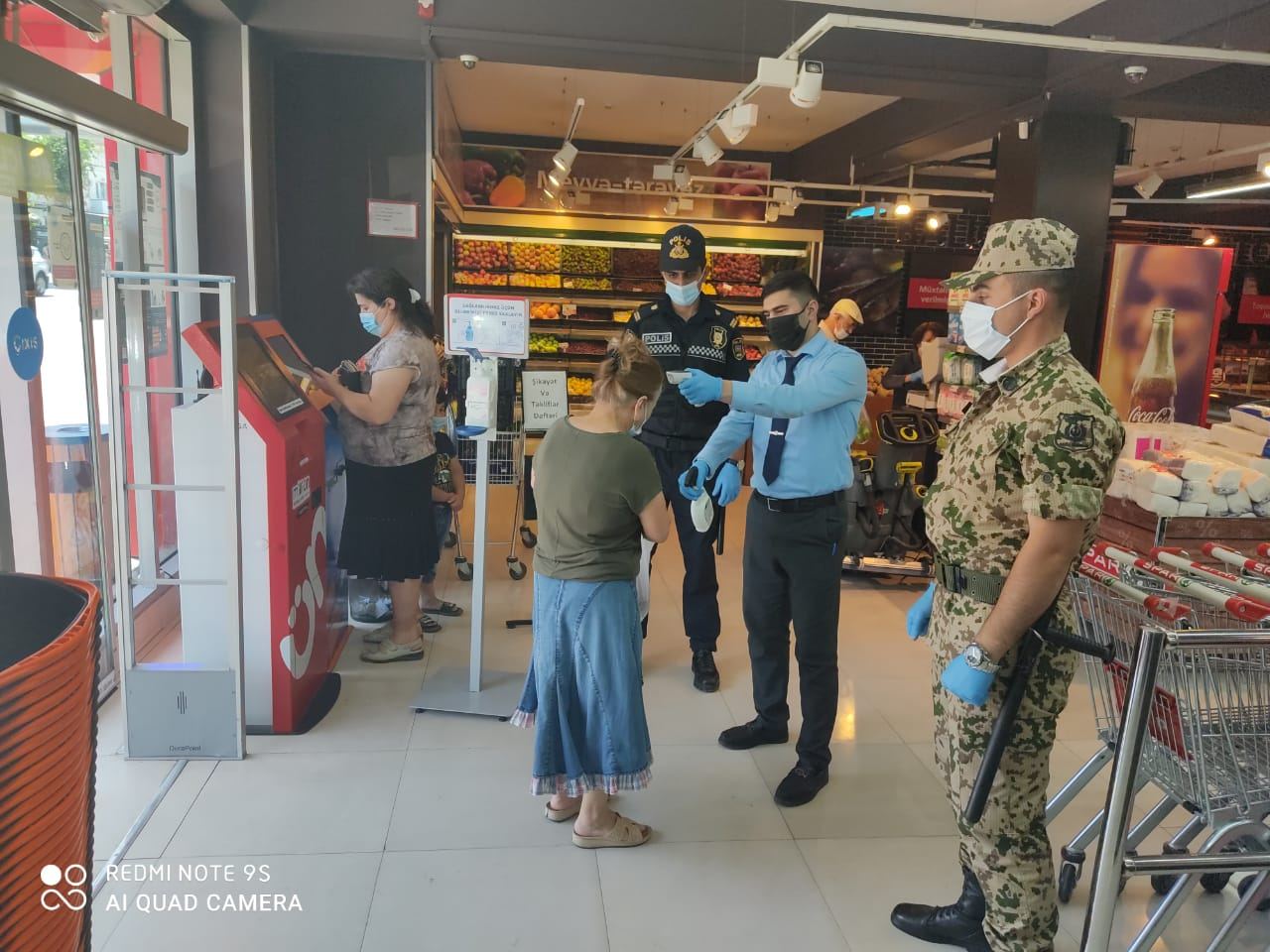 Bakıda marketlərdə polis postları yaradıldı - FOTOLAR