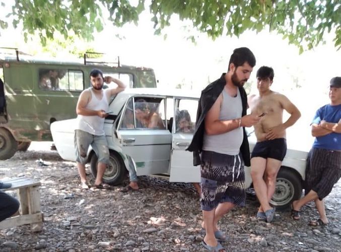 Kürün sahilində yarıçılpaq oğlanlar tutuldu  - FOTO