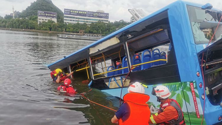 Məktəbli avtobusu su anbarına aşıb, 21 nəfər ölüb